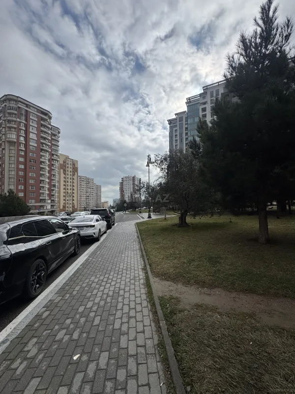 Satılır 4 otaqlı mənzil 181 m²