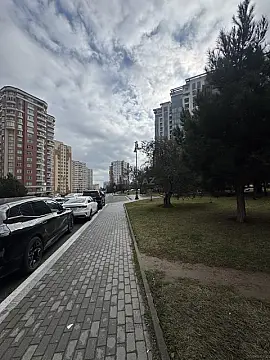 Satılır 4 otaqlı mənzil 181 m²