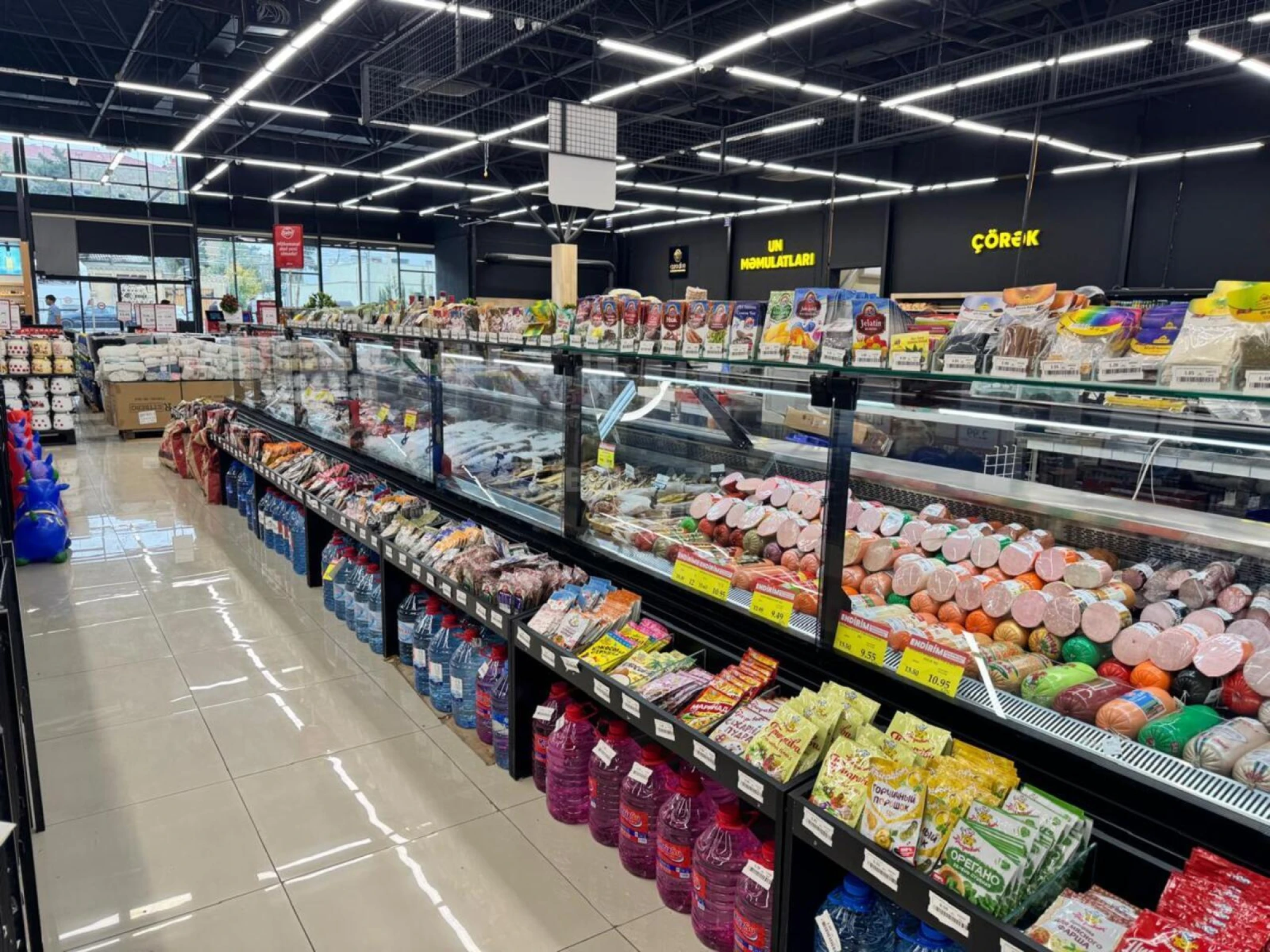 Satılır obyekt 900 m²