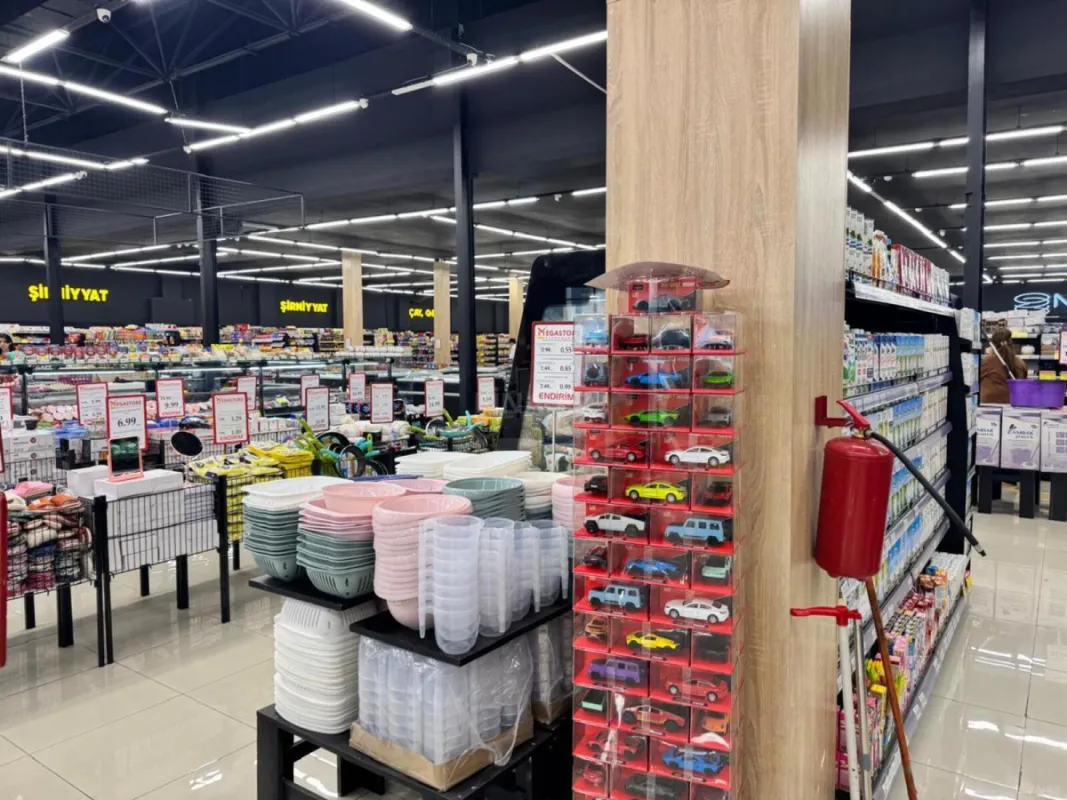 Satılır obyekt 900 m²