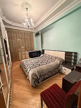 Satılır 4 otaqlı mənzil 164 m²