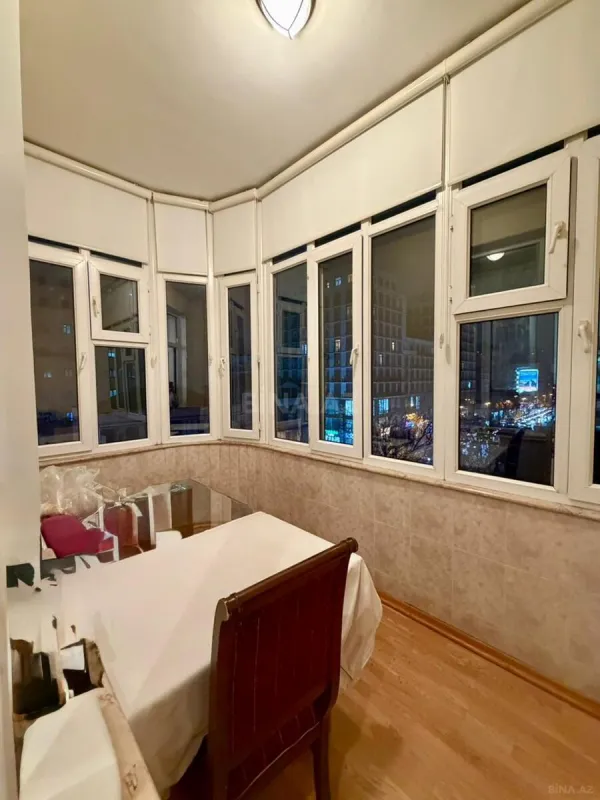 Satılır 4 otaqlı mənzil 164 m²