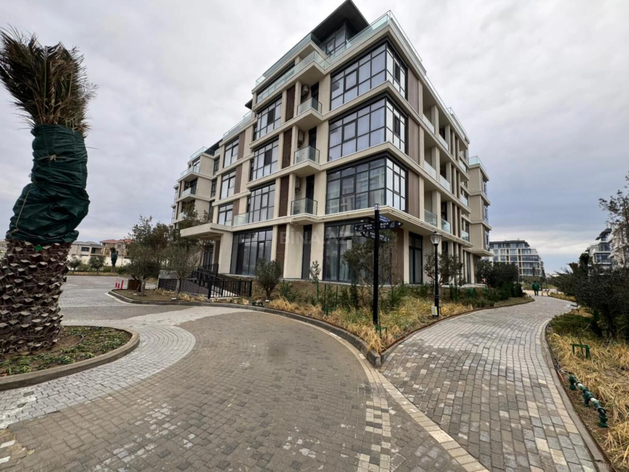 Satılır 2 otaqlı mənzil 102 m²