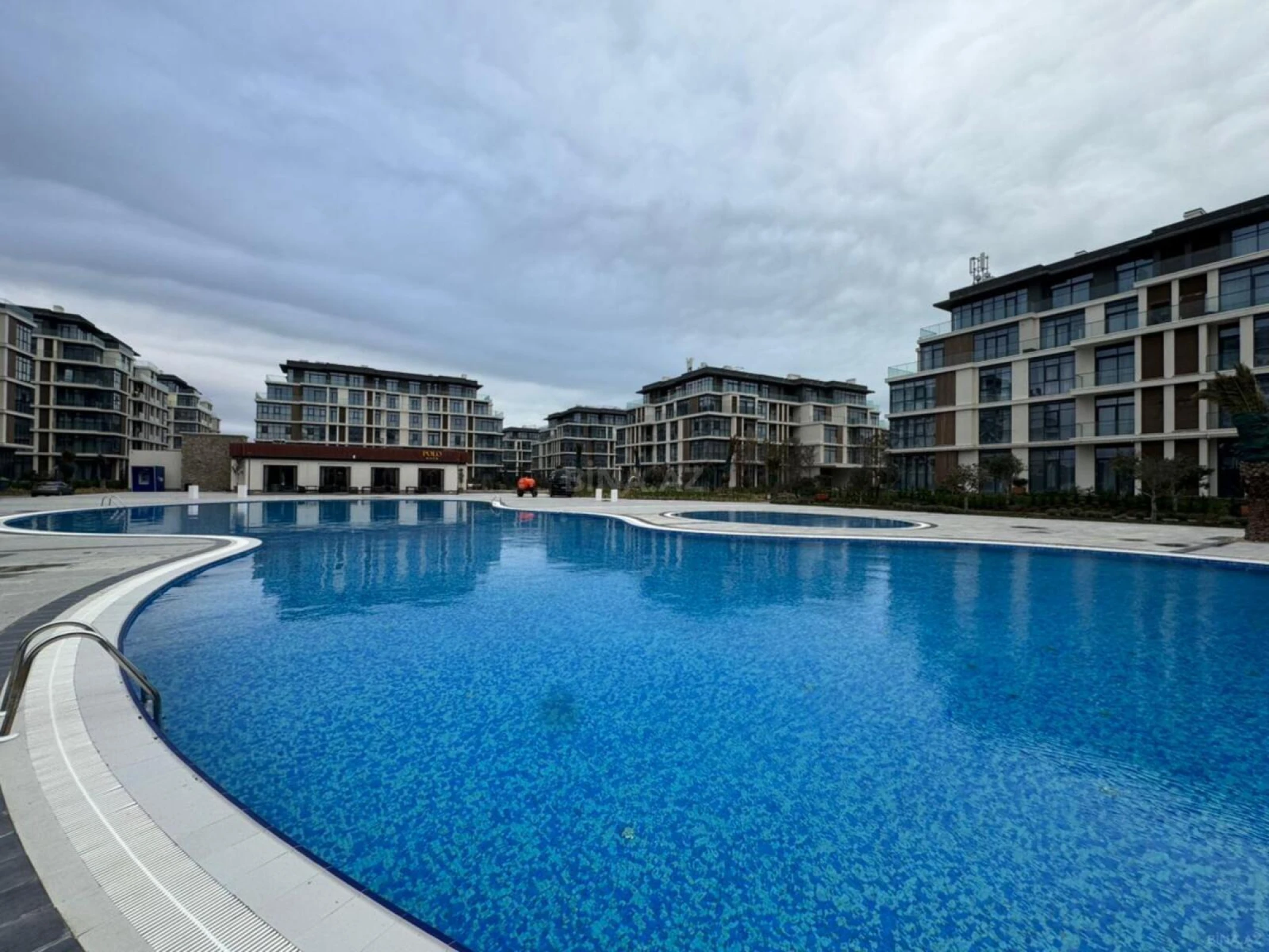 Satılır 2 otaqlı mənzil 102 m²