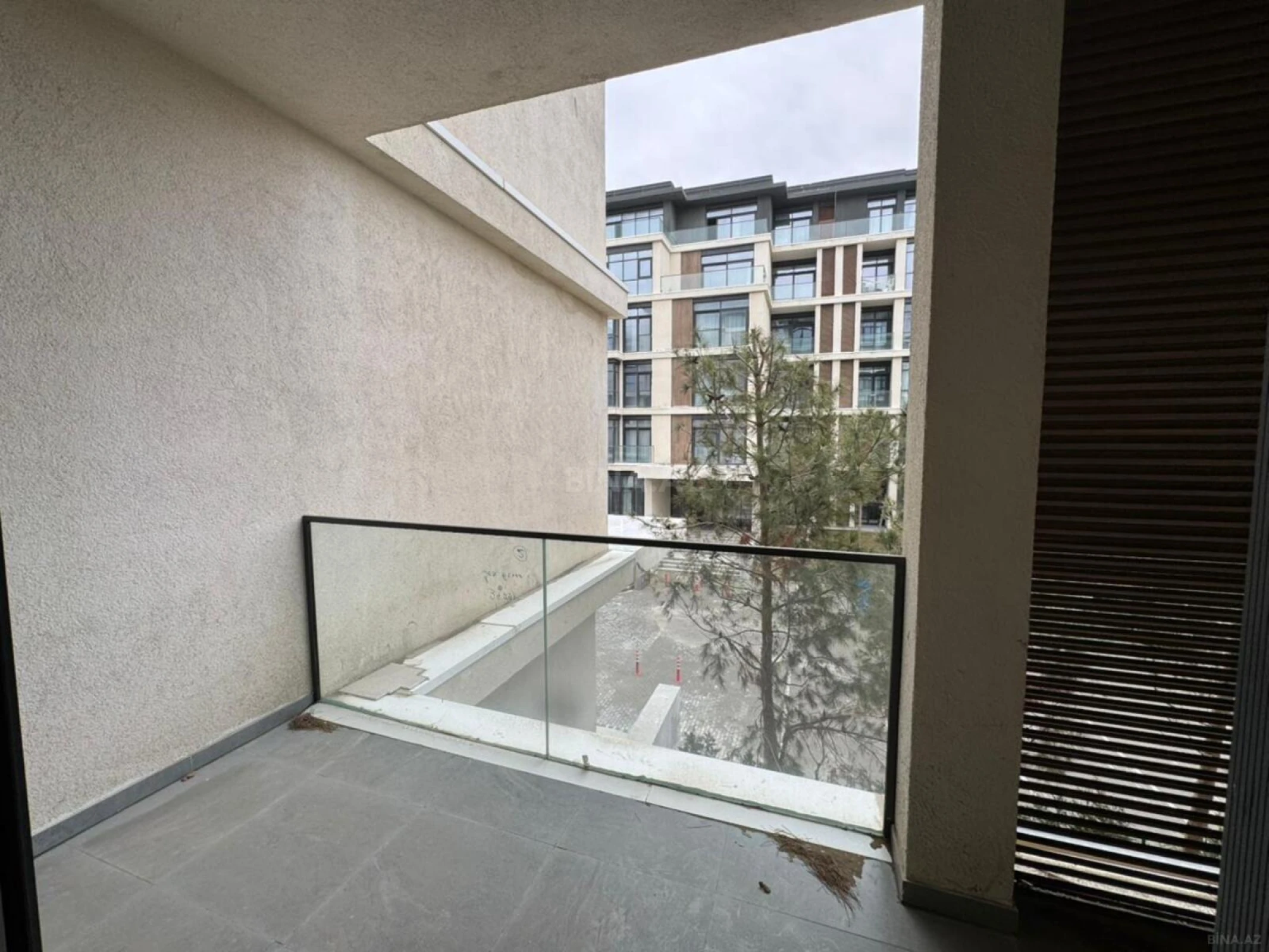 Satılır 2 otaqlı mənzil 102 m²