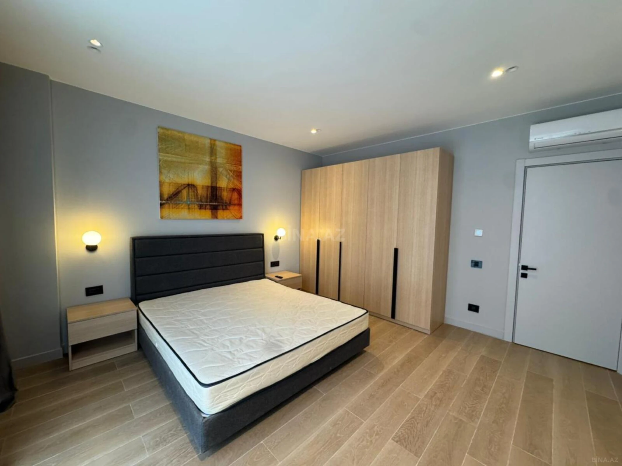 Satılır 2 otaqlı mənzil 102 m²