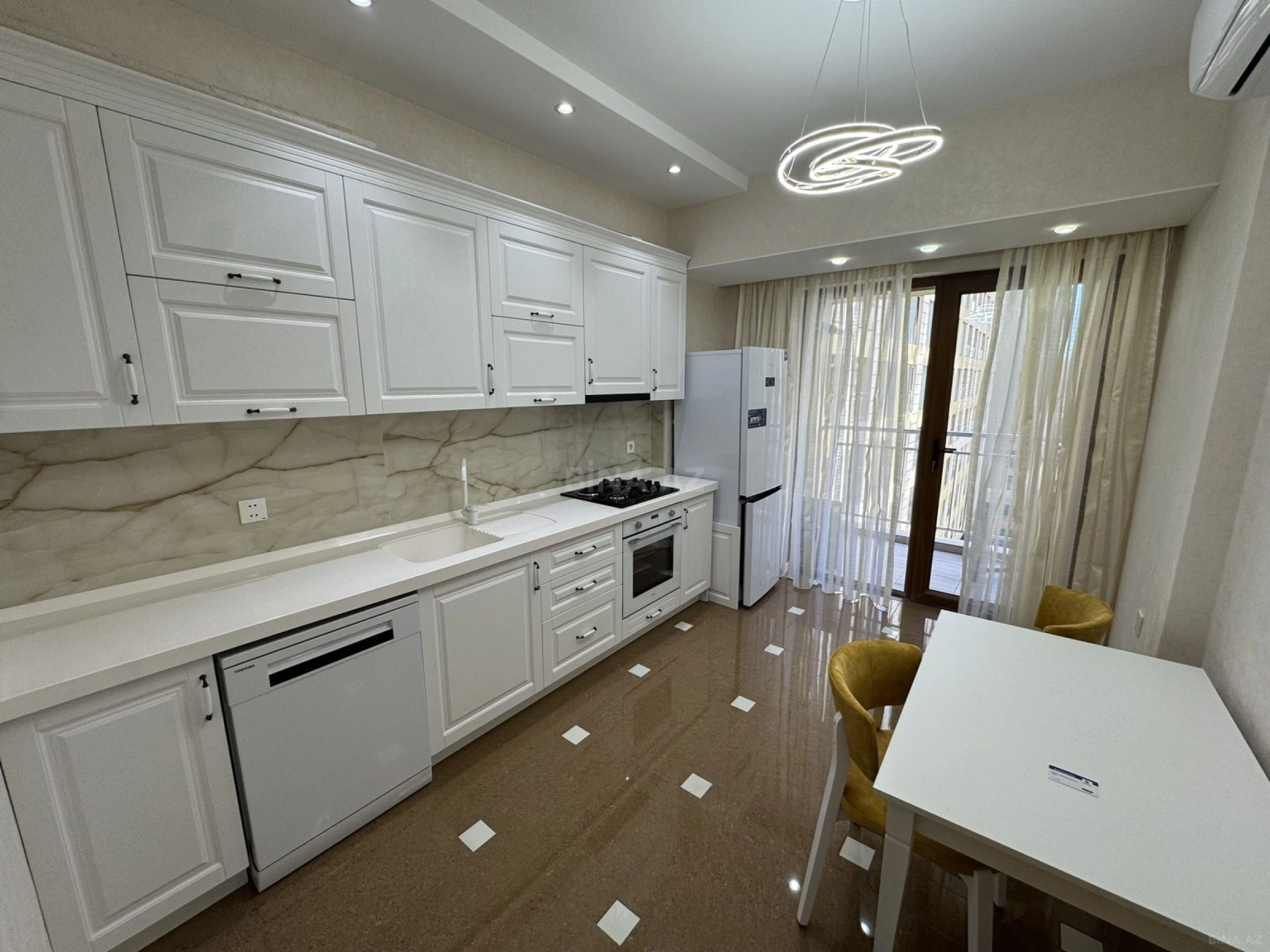 Kirayə verilir 2 otaqlı mənzil 96 m²