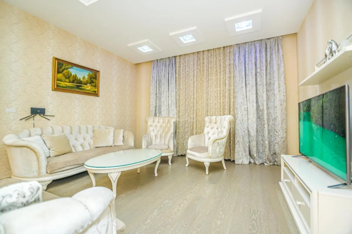 Satılır 4 otaqlı mənzil 176 m²