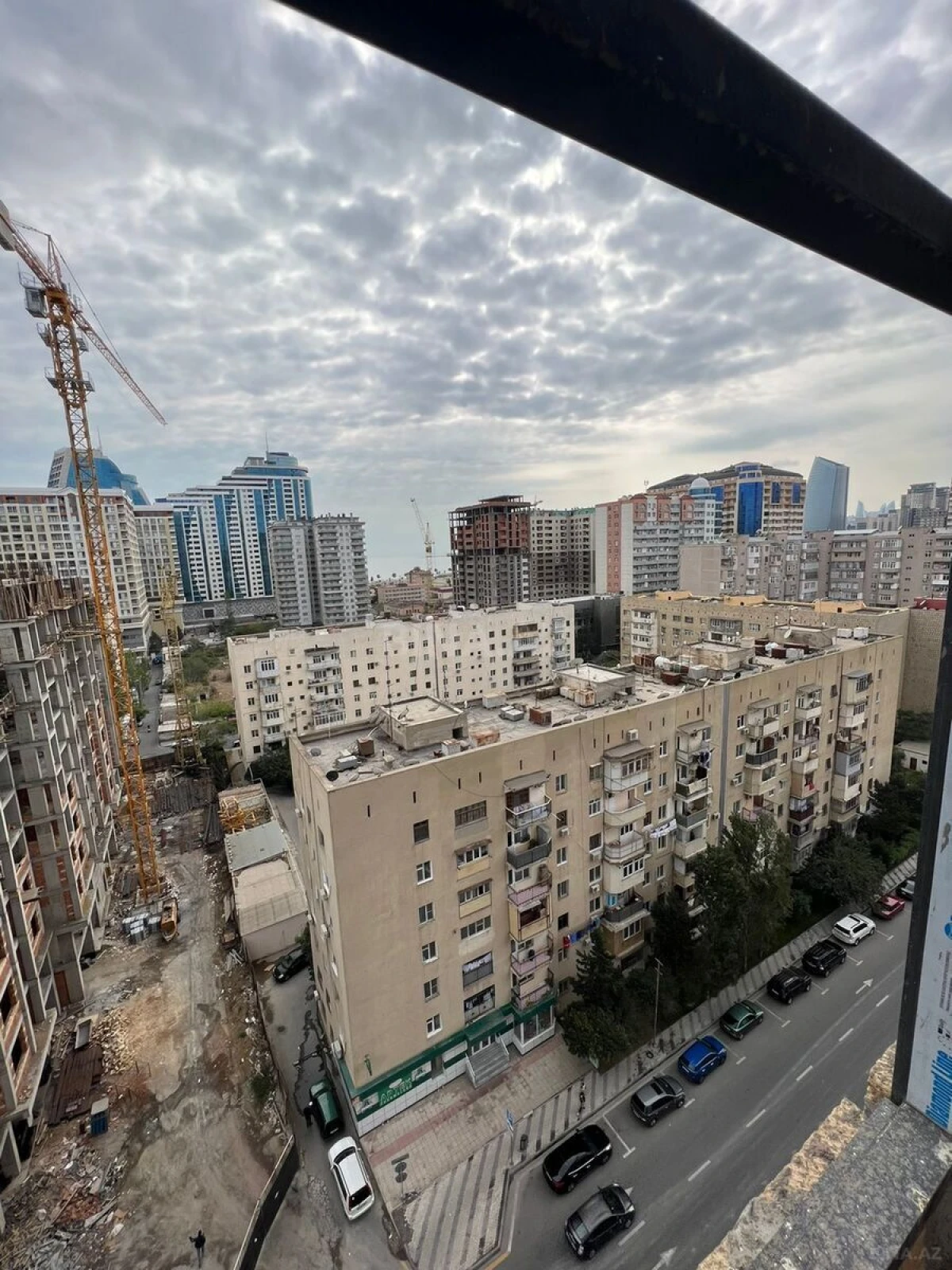 Satılır 4 otaqlı mənzil 186 m²