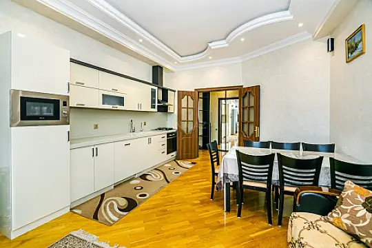 Kirayə verilir 2 otaqlı mənzil 104 m²