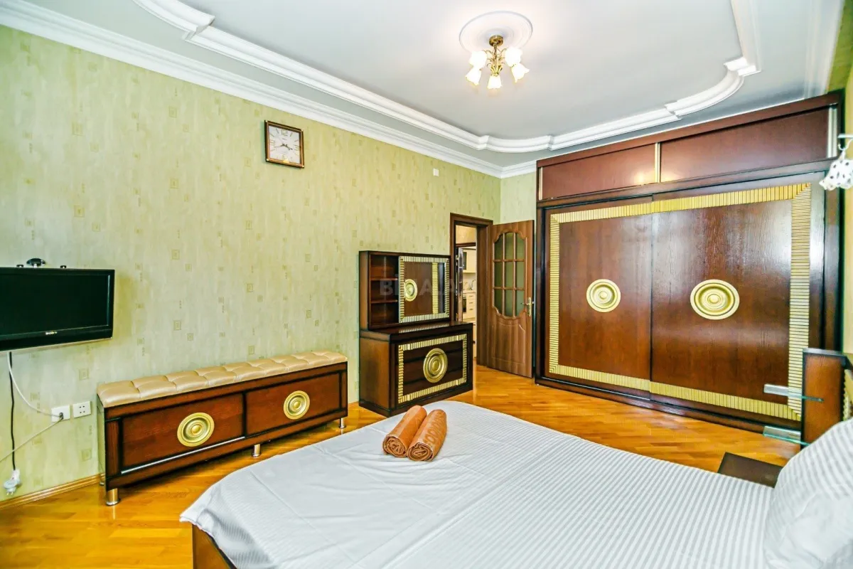 Kirayə verilir 2 otaqlı mənzil 104 m²