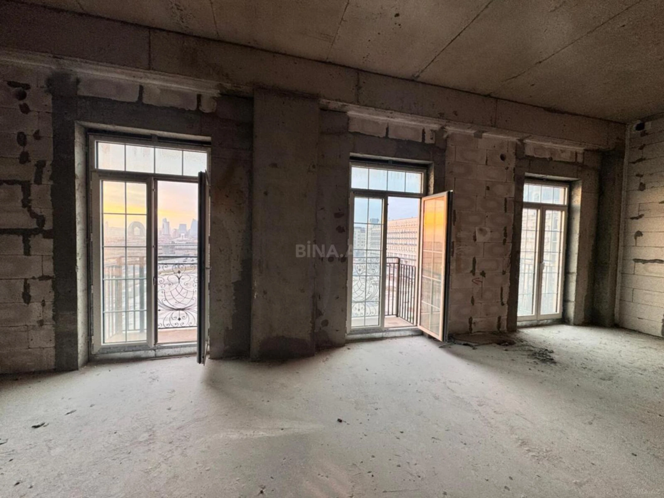 Satılır 4 otaqlı mənzil 185 m²