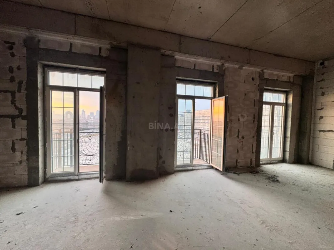 Satılır 4 otaqlı mənzil 185 m²