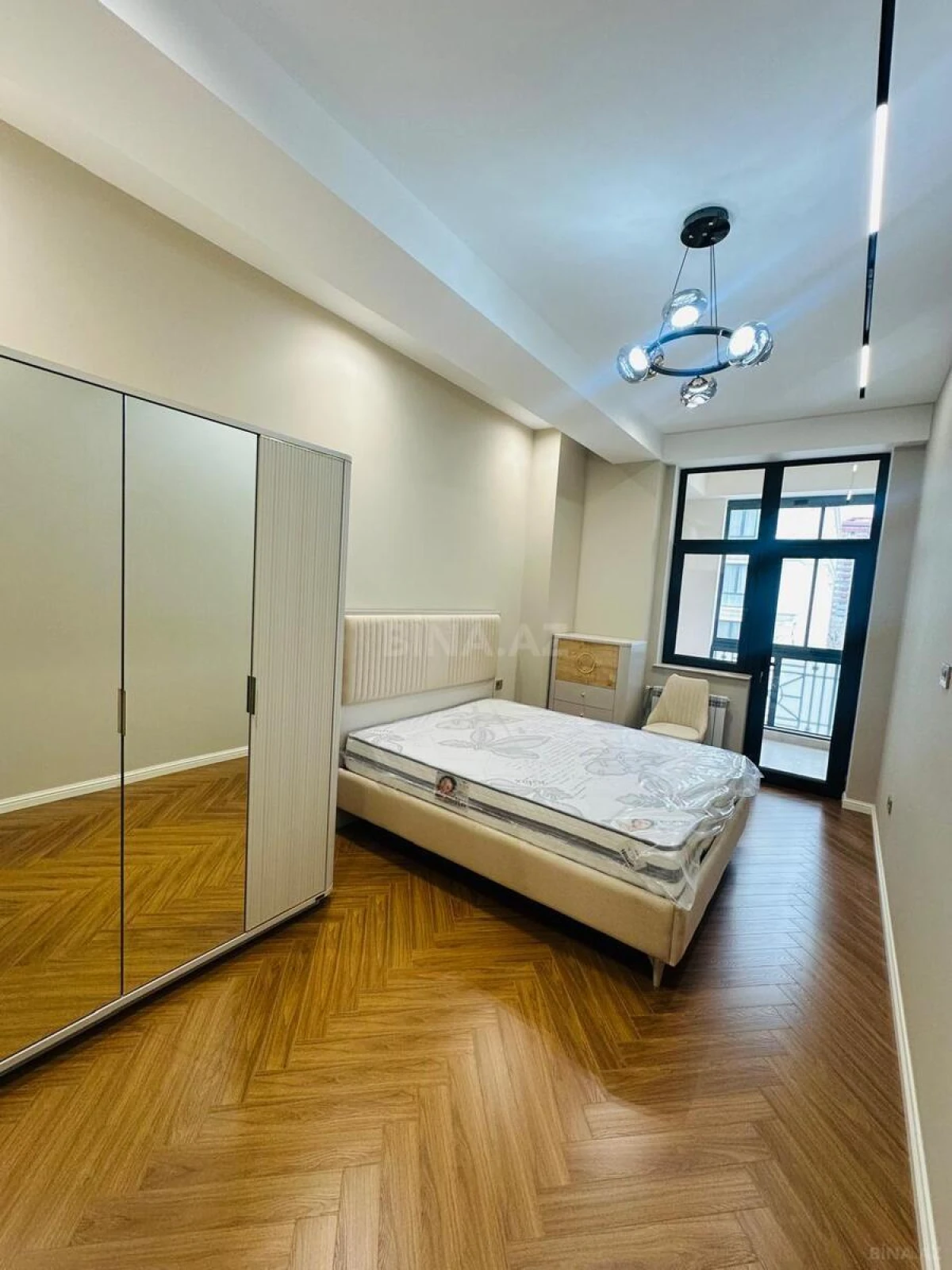 Satılır 2 otaqlı mənzil 73 m²