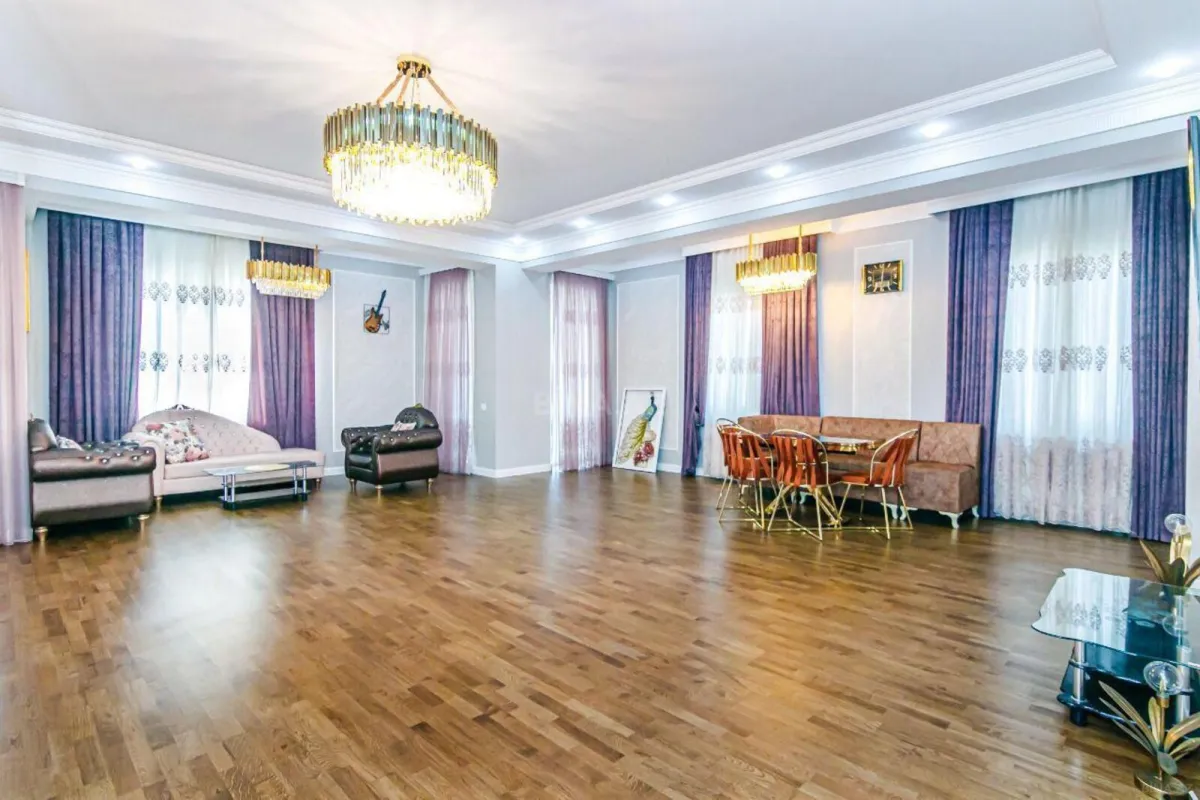 Kirayə verilir 2 otaqlı mənzil 105 m²