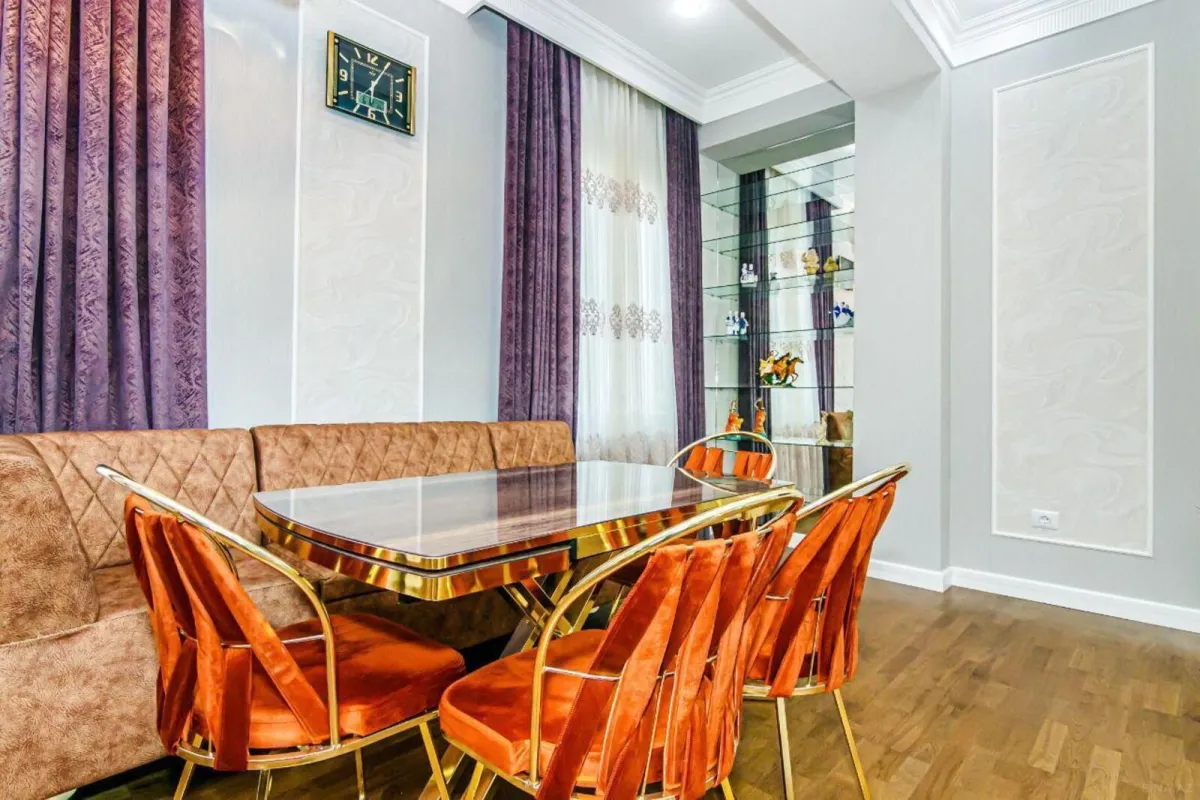 Kirayə verilir 2 otaqlı mənzil 105 m²