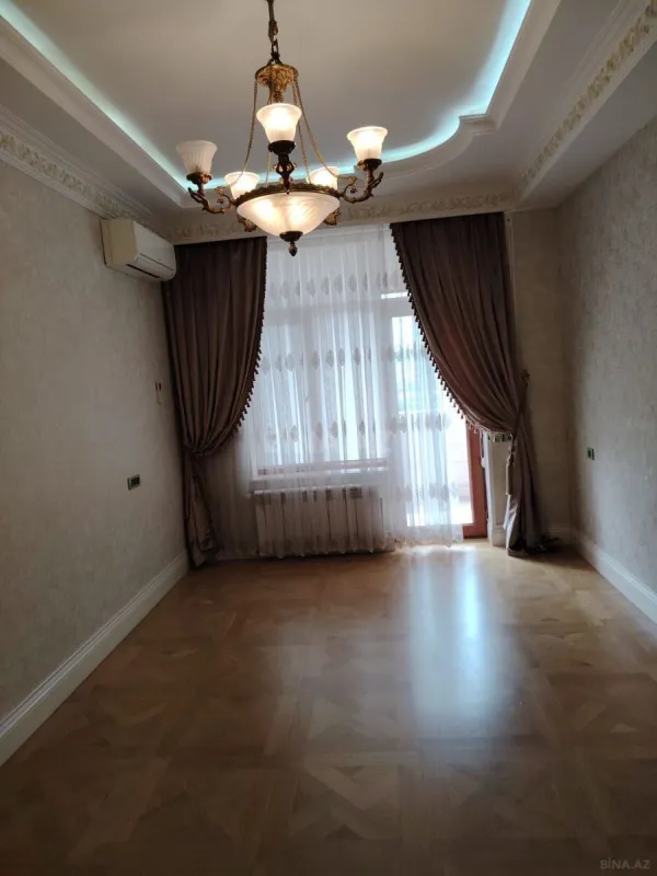 Satılır 4 otaqlı mənzil 285 m²