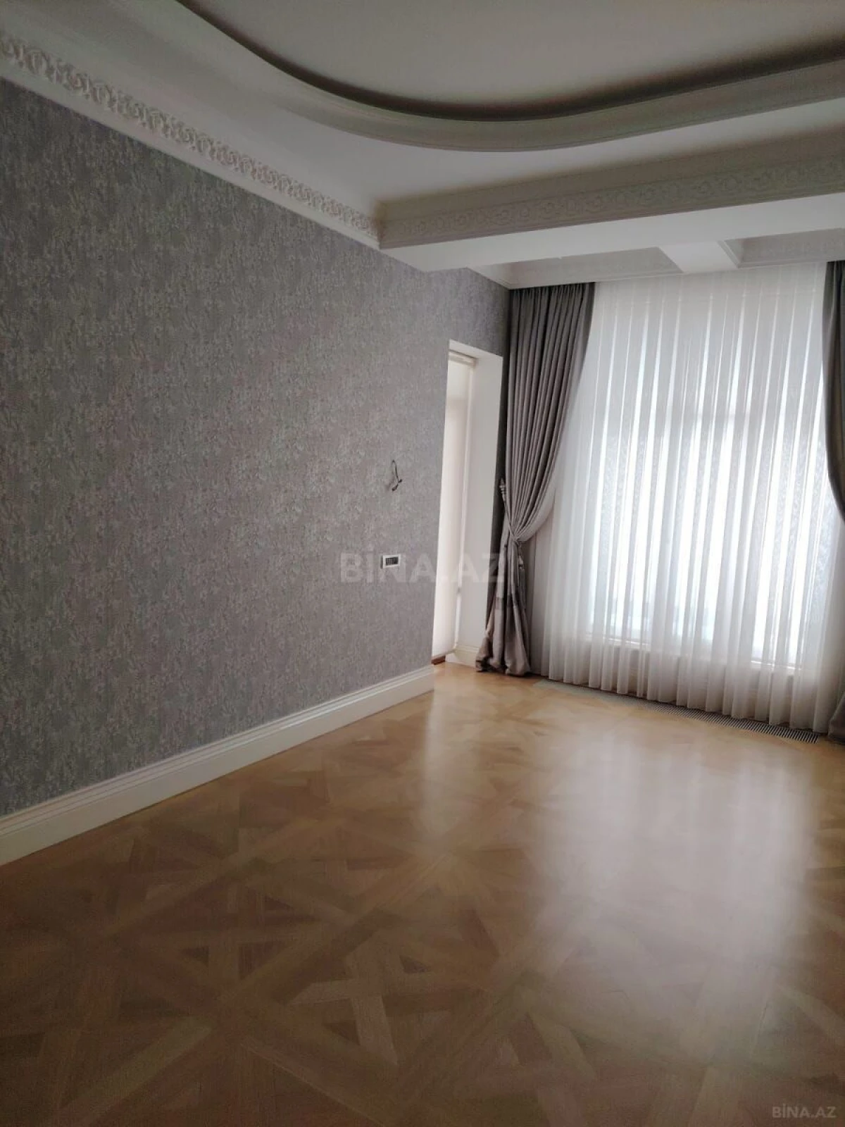 Satılır 4 otaqlı mənzil 285 m²