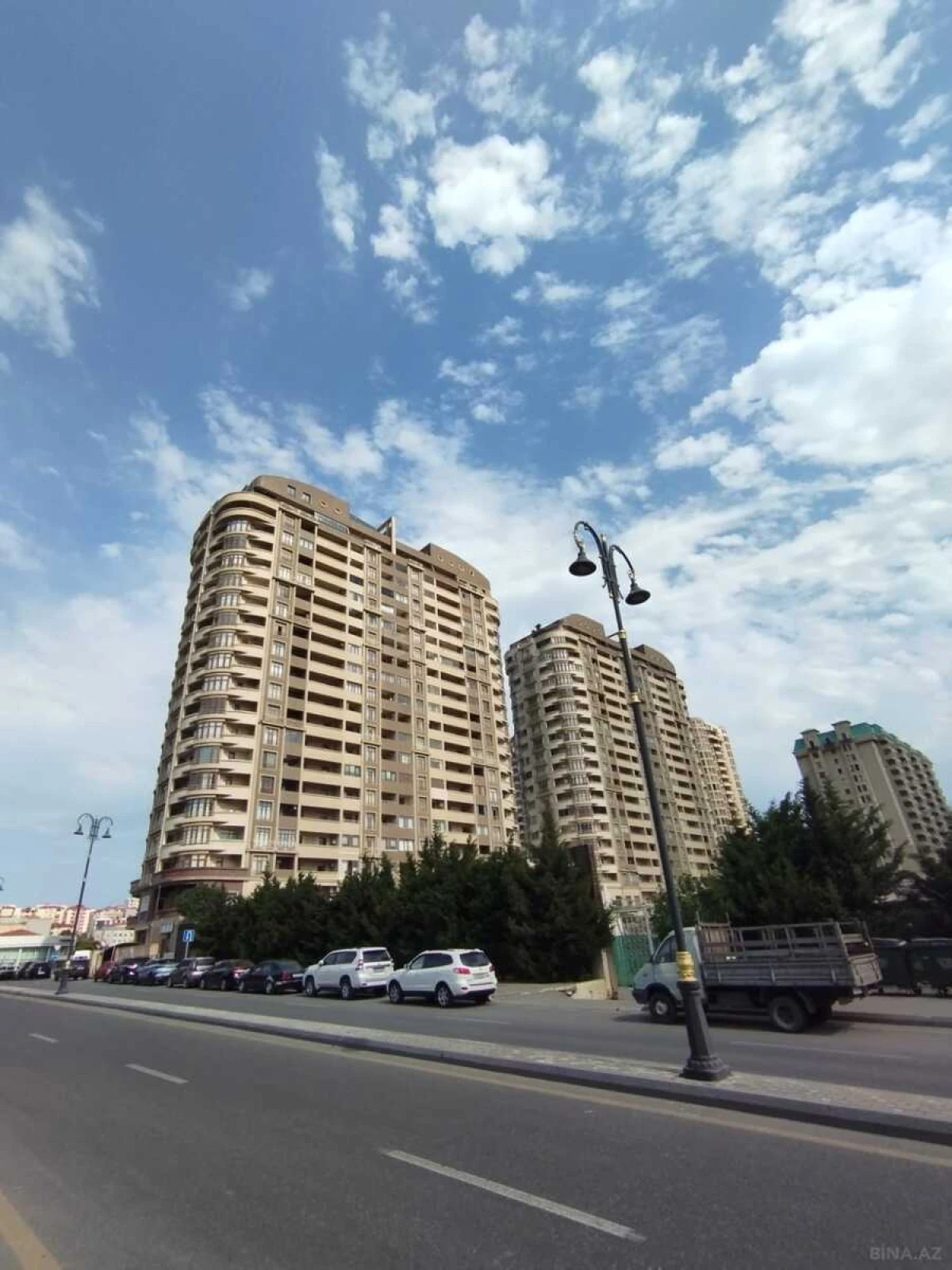 Satılır 4 otaqlı mənzil 285 m²