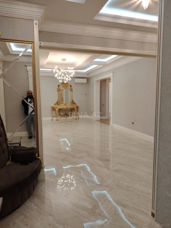 Satılır 4 otaqlı mənzil 285 m²