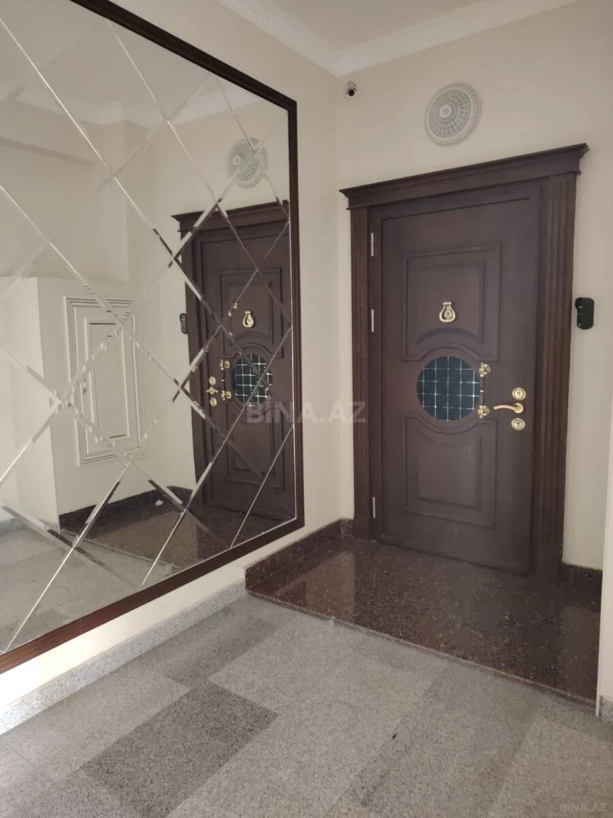Satılır 4 otaqlı mənzil 285 m²