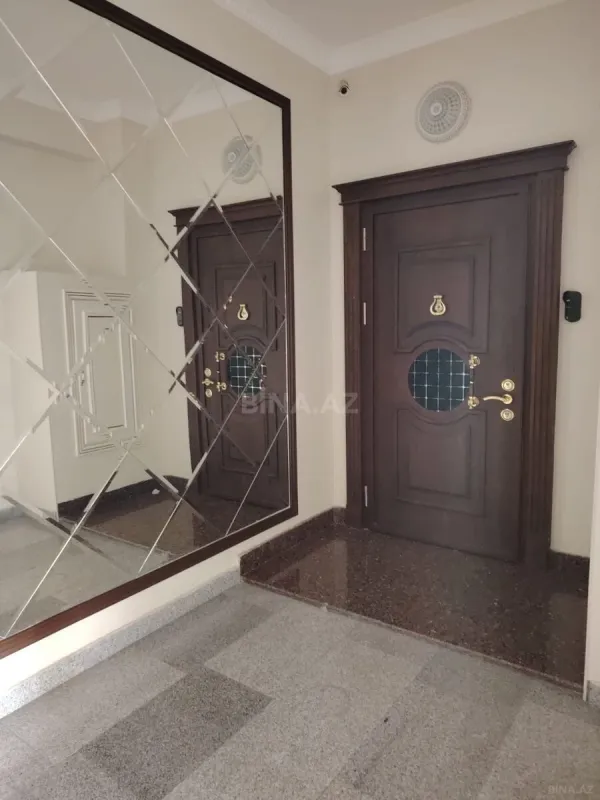 Satılır 4 otaqlı mənzil 285 m²