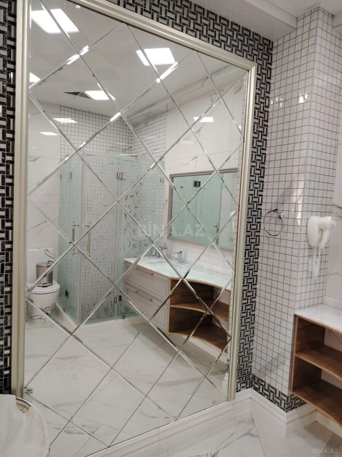 Satılır 4 otaqlı mənzil 285 m²