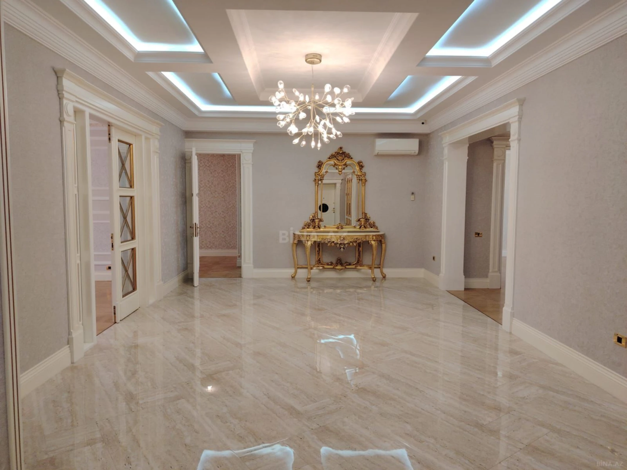 Satılır 4 otaqlı mənzil 285 m²