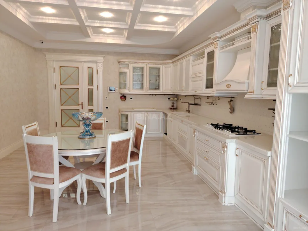 Satılır 4 otaqlı mənzil 285 m²