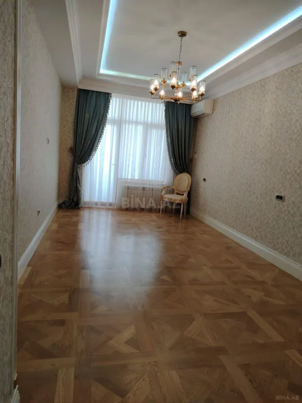 Satılır 4 otaqlı mənzil 285 m²