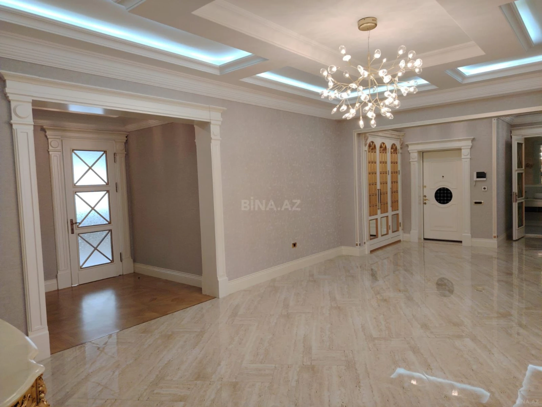 Satılır 4 otaqlı mənzil 285 m²
