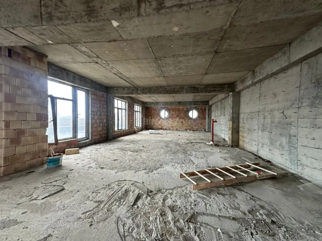 Satılır 10 otaqlı mənzil 1400 m²