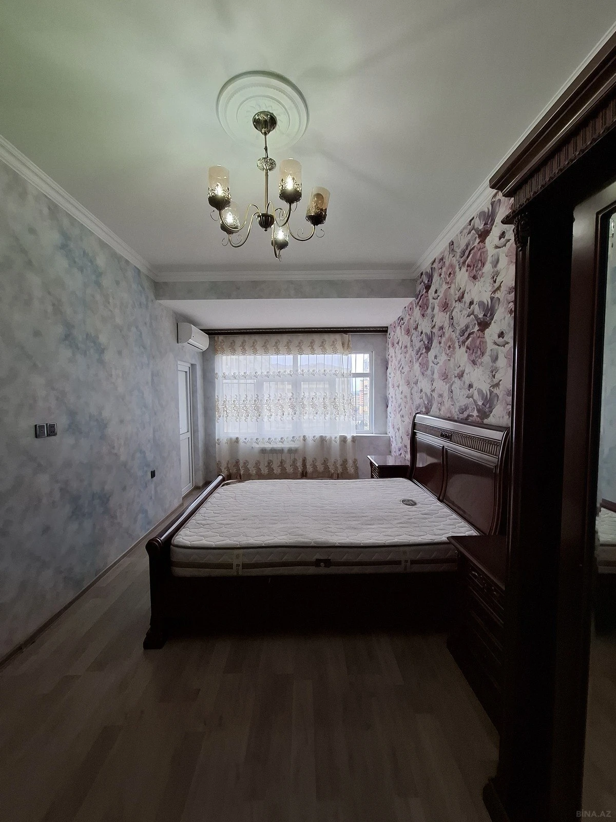 Satılır 4 otaqlı mənzil 120 m²