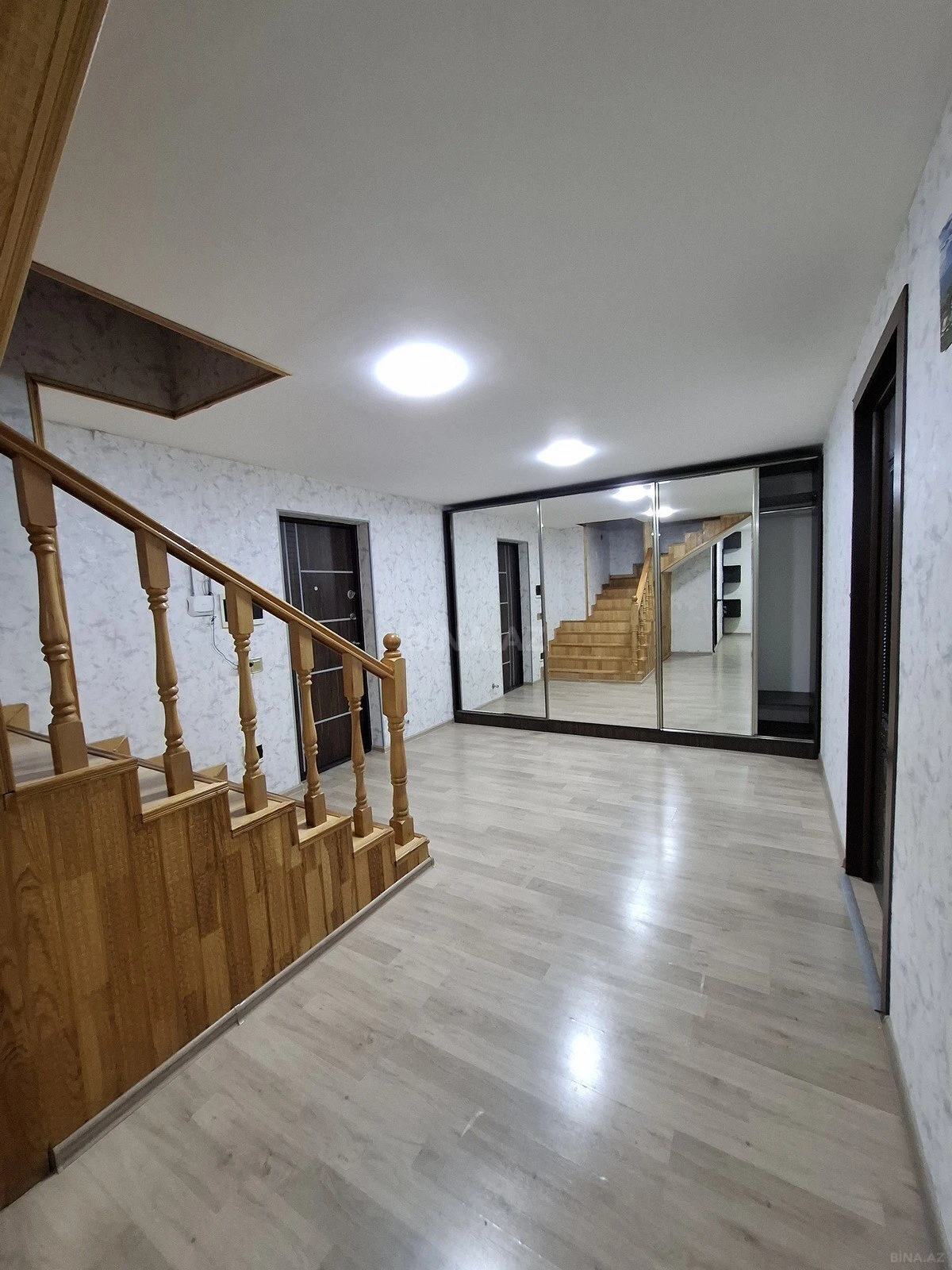 Satılır 4 otaqlı mənzil 120 m²