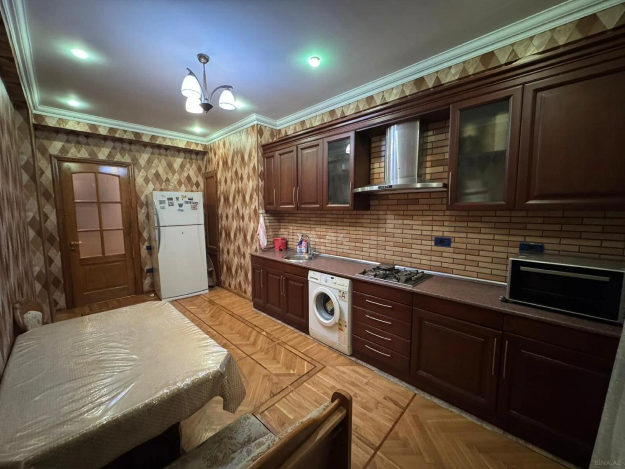 Kirayə verilir 2 otaqlı mənzil 115 m²