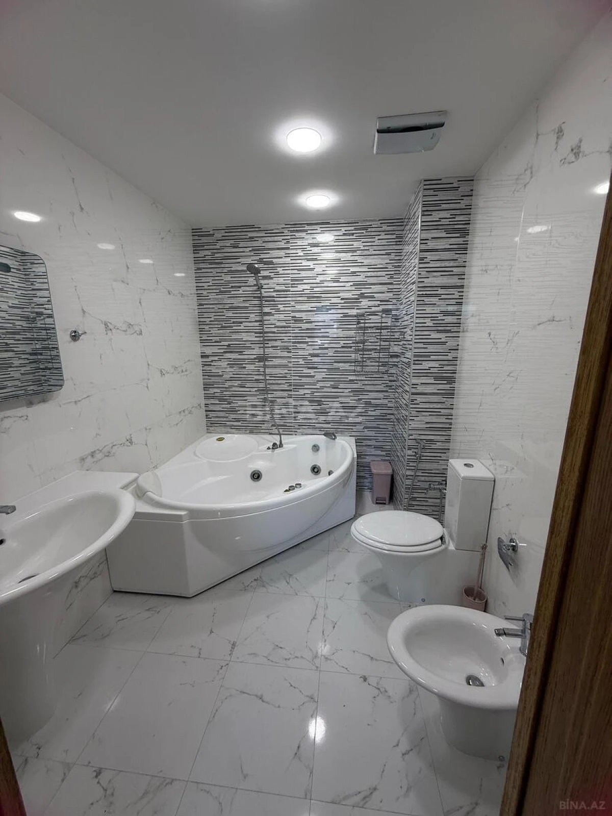 Kirayə verilir 2 otaqlı mənzil 95 m²