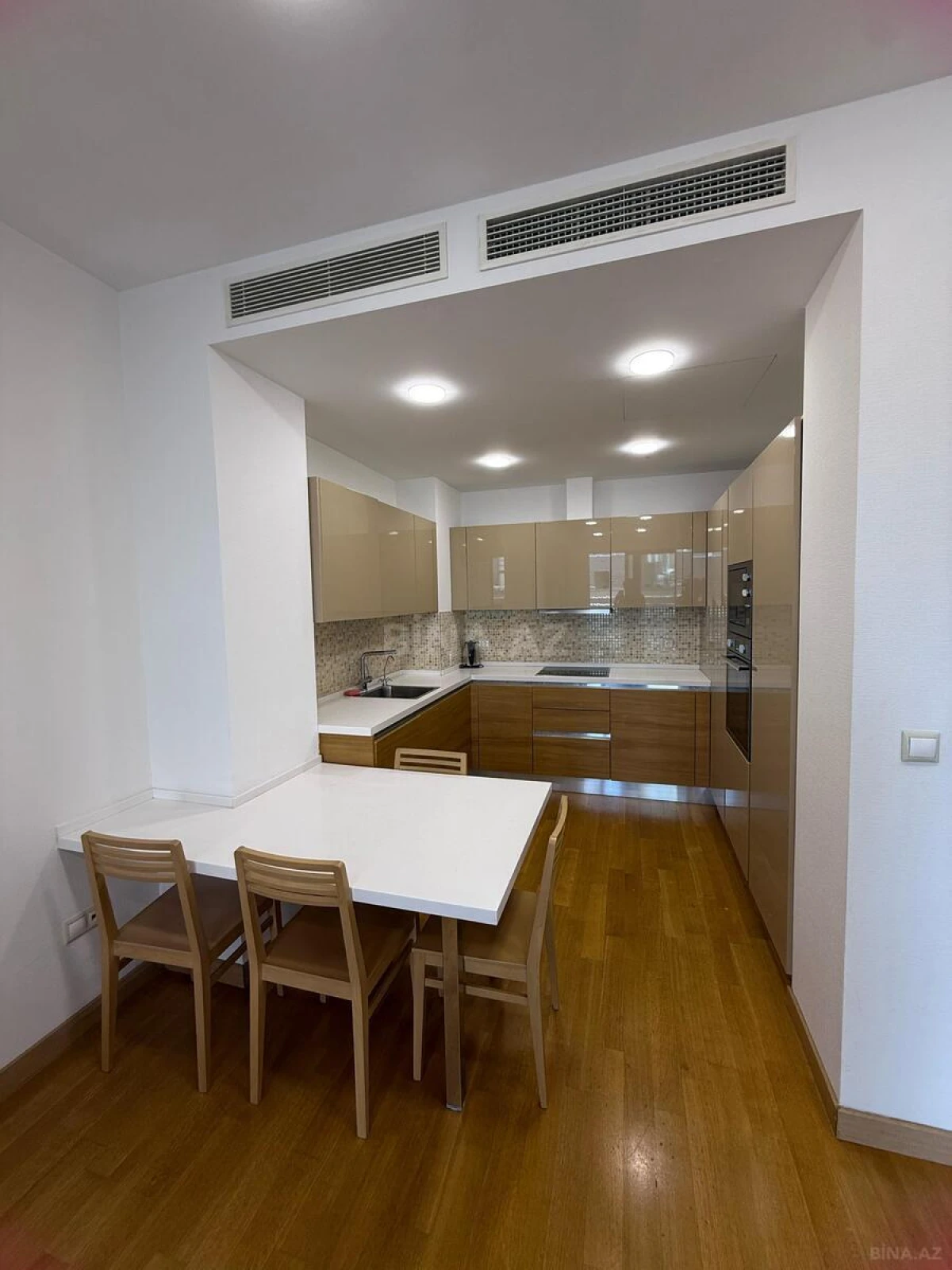 Kirayə verilir 2 otaqlı mənzil 95 m²