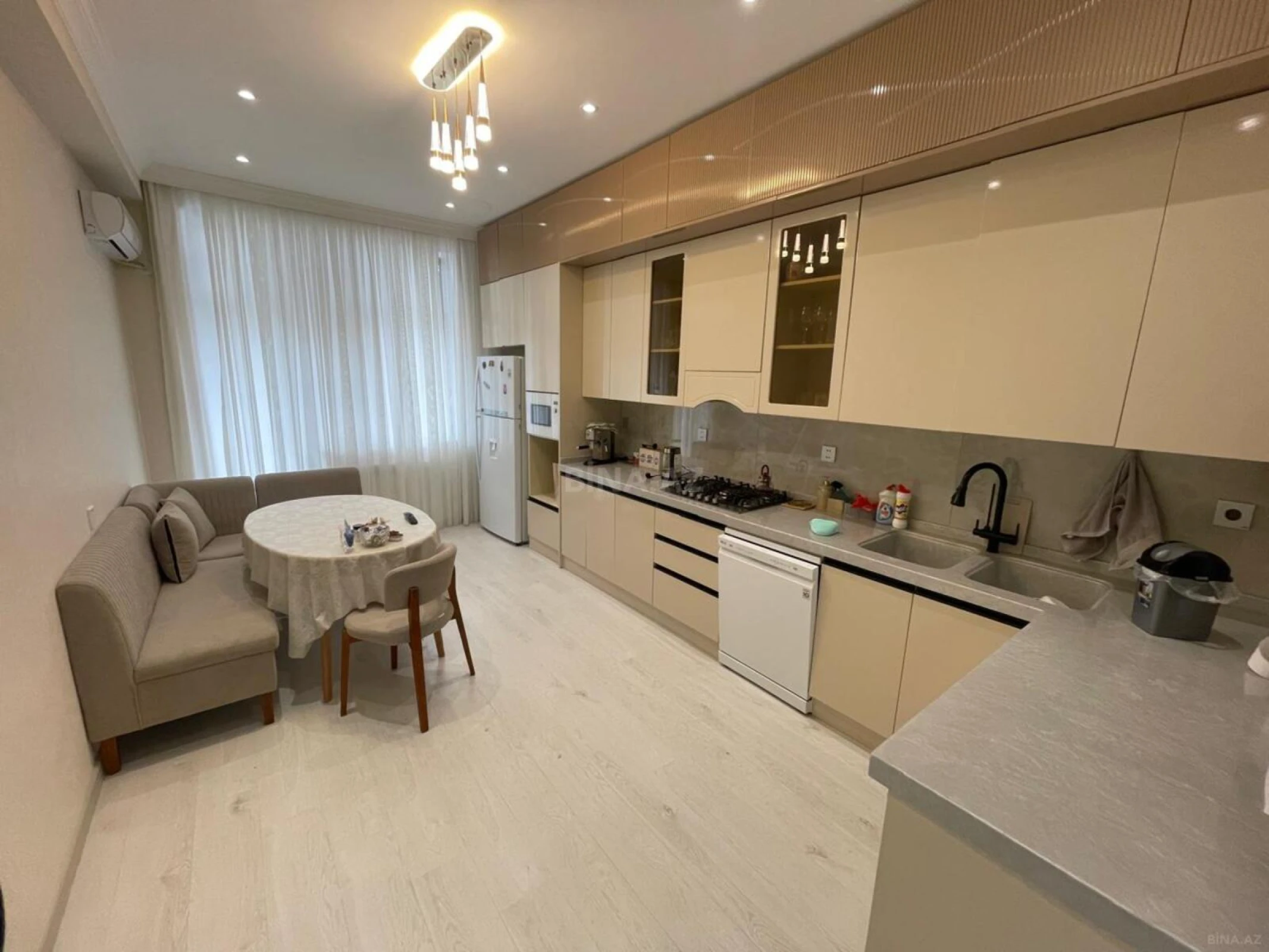 Satılır 3 otaqlı mənzil 148 m²