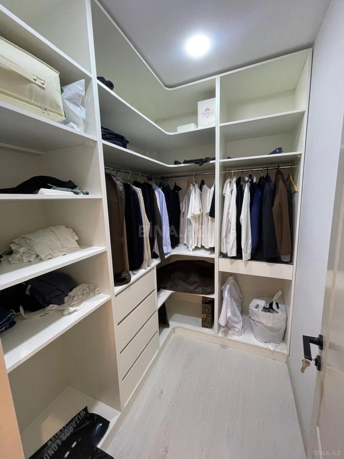 Satılır 3 otaqlı mənzil 148 m²