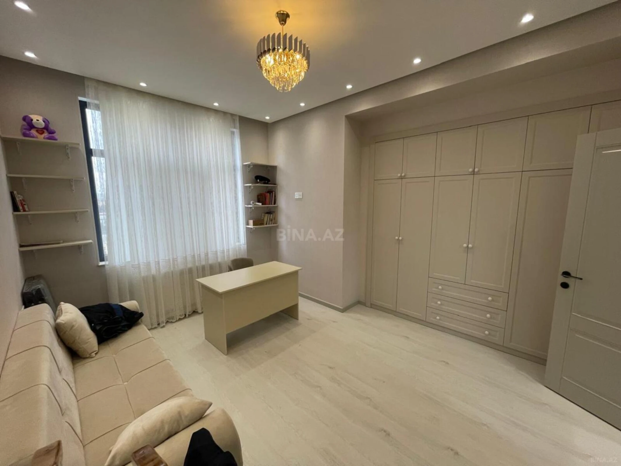 Satılır 3 otaqlı mənzil 148 m²