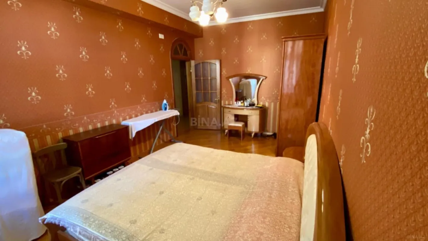 Satılır 3 otaqlı mənzil 141 m²