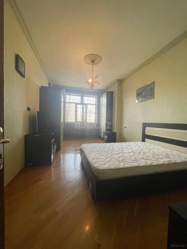 Satılır 4 otaqlı mənzil 250 m²