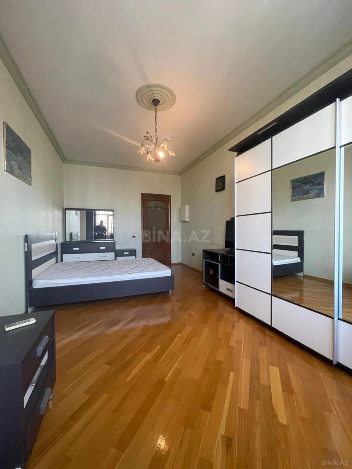 Satılır 4 otaqlı mənzil 250 m²