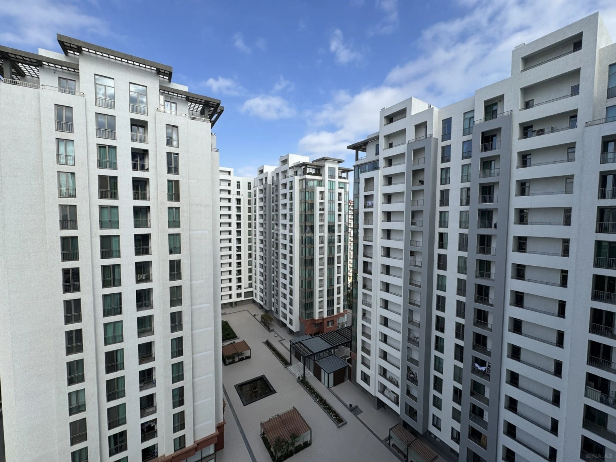 Satılır 5 otaqlı mənzil 280 m²