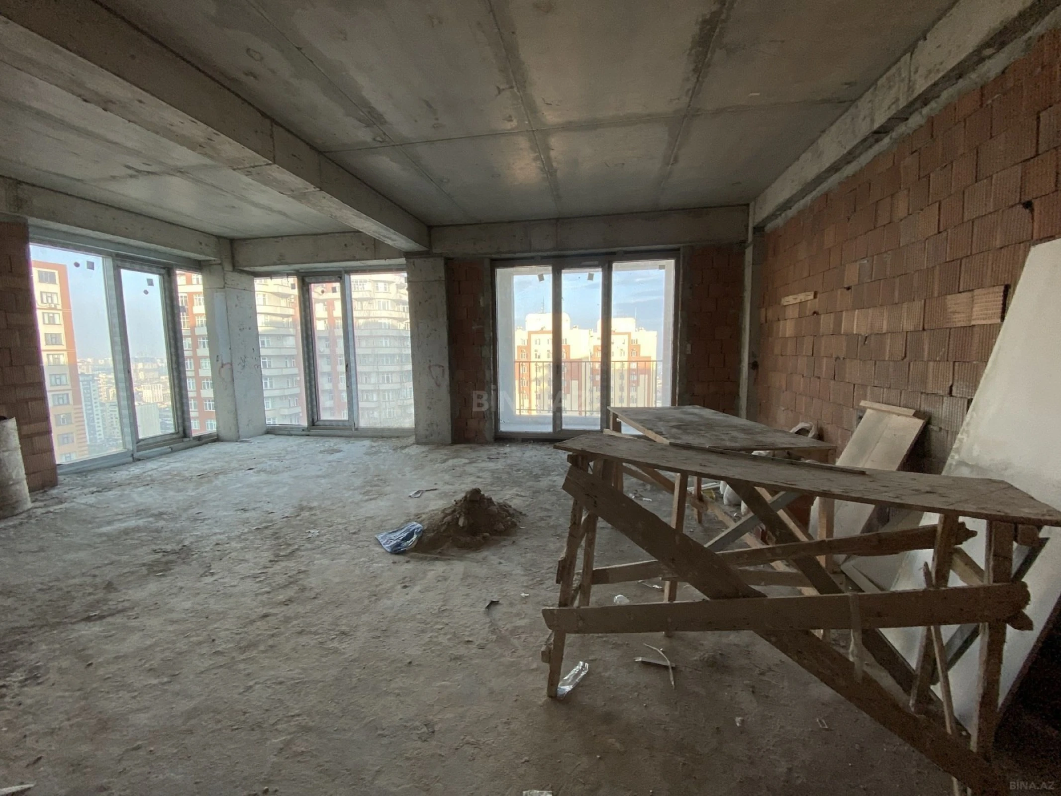 Satılır 5 otaqlı mənzil 280 m²