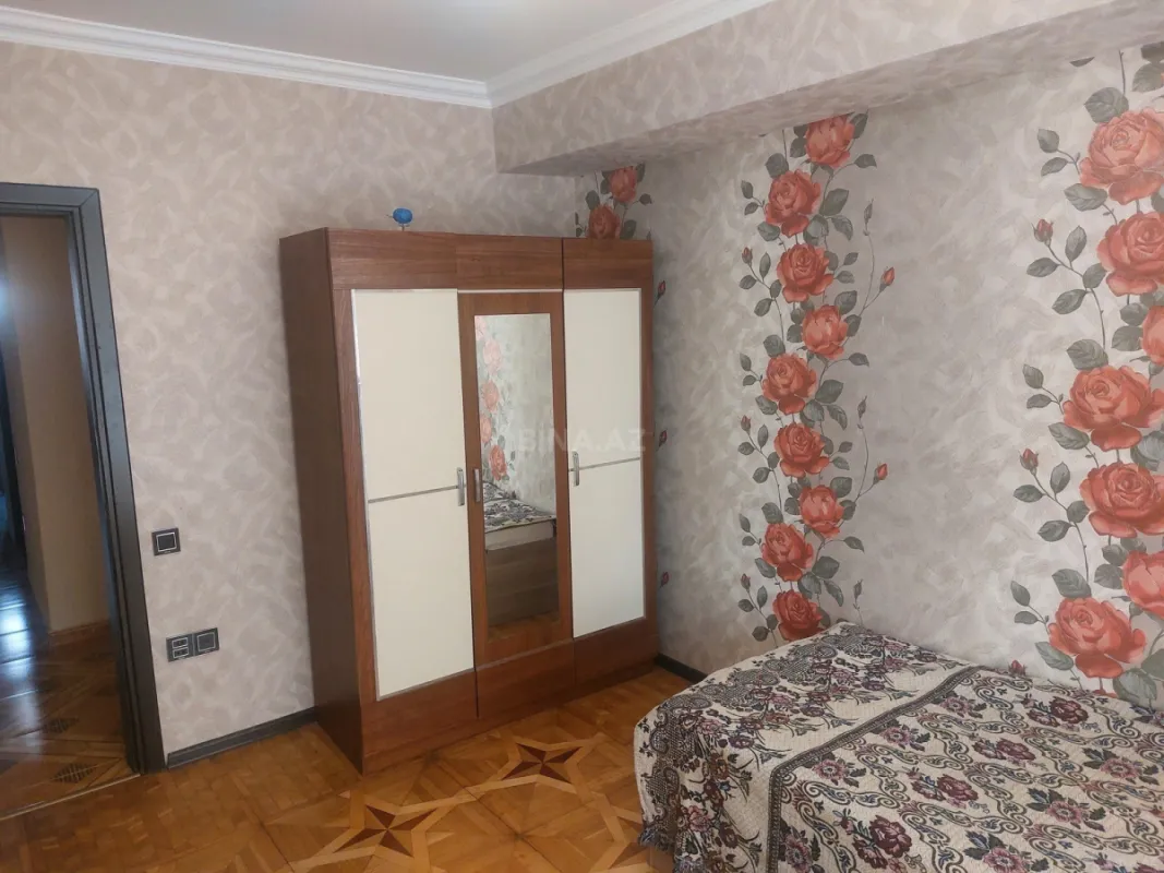 Satılır 4 otaqlı mənzil 120 m²