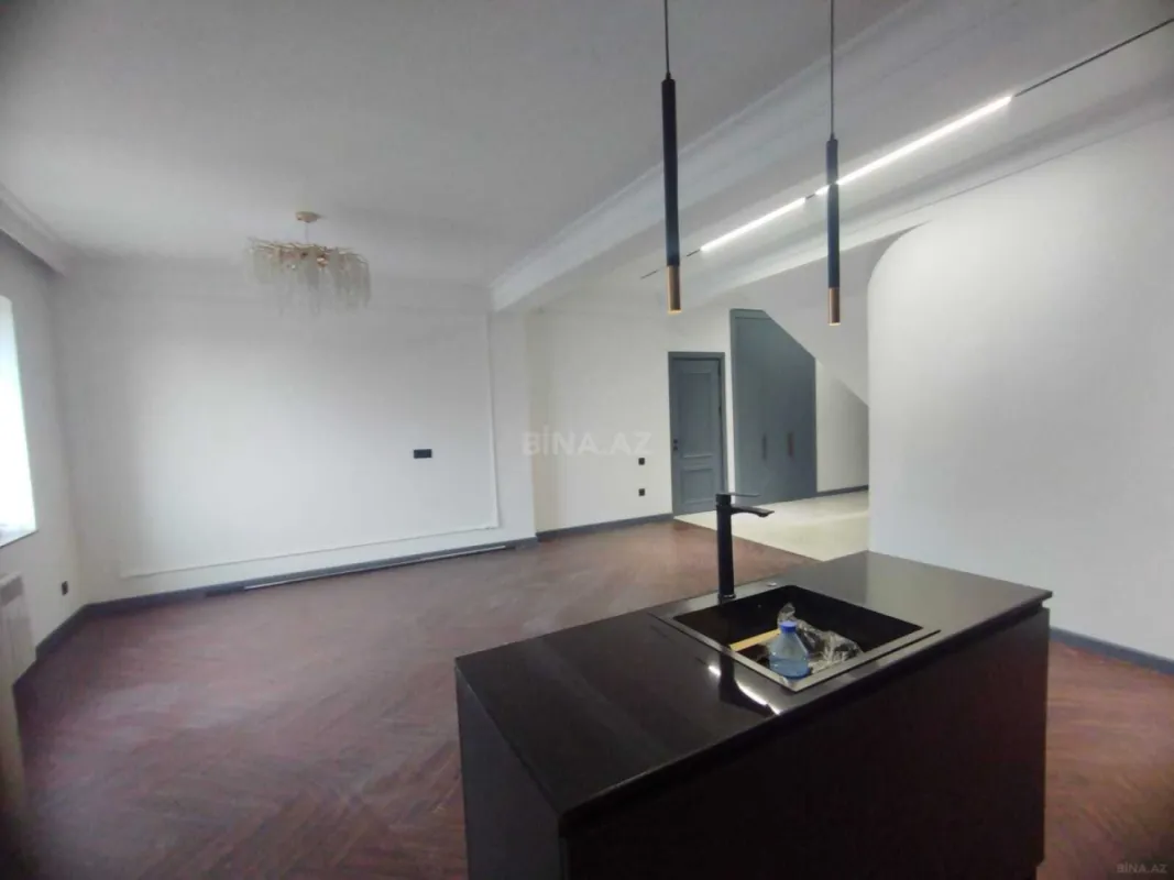Satılır 3 otaqlı mənzil 142 m²