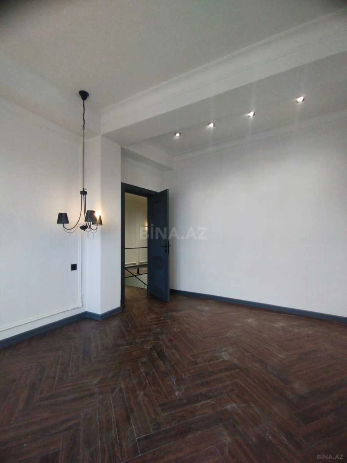 Satılır 3 otaqlı mənzil 142 m²