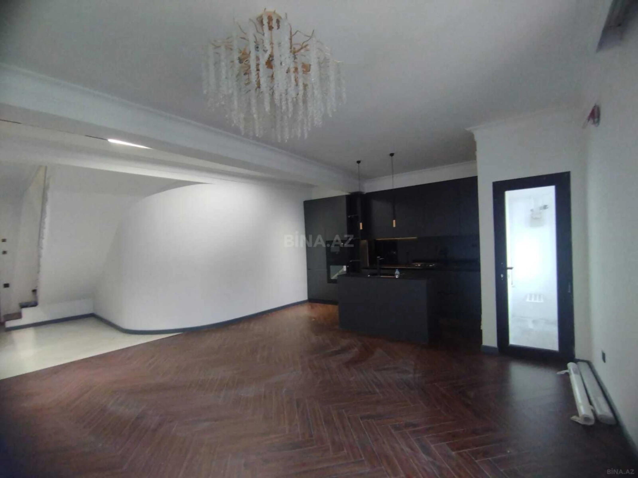Satılır 3 otaqlı mənzil 142 m²