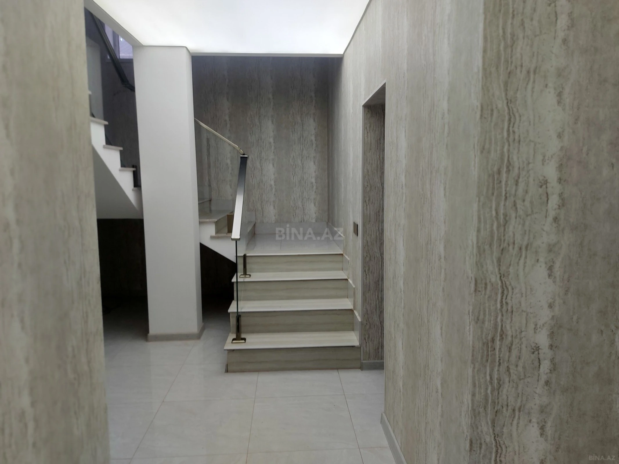 Satılır 5 otaqlı həyət evi 250 m²